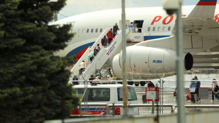 Vyhoštění zaměstnanci ruské ambasády odletěli z Prahy