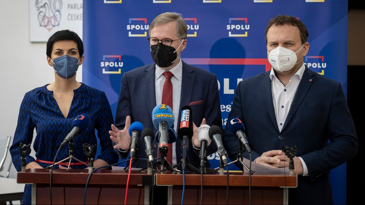 Hlasování o nedůvěře vládě proběhne ve čtvrtek. Poslanci odevzdali podpisy