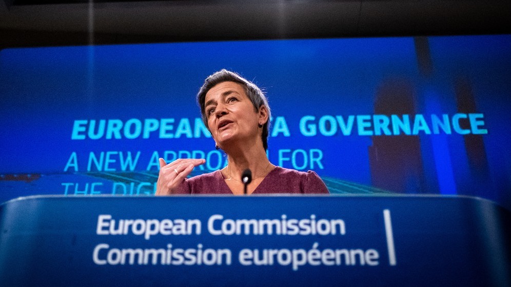 Snadné nákupy i otevření účtu v bance. Evropská komise navrhuje digitální peněženku pro celou unii