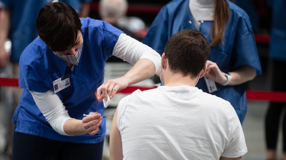 Očkování otevřené pro všechny nad 16 let. Ve čtvrtek poprvé od září nikdo s covidem nezemřel