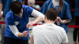 Očkování otevřené pro všechny nad 16 let. Ve čtvrtek poprvé od září nikdo s covidem nezemřel