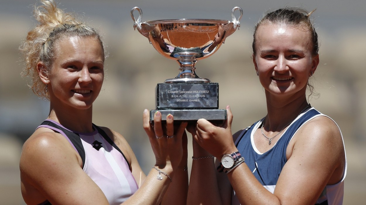 Tenistka Krejčíková ovládla Roland Garros, zvítězila se Siniakovou i ve dvouhře