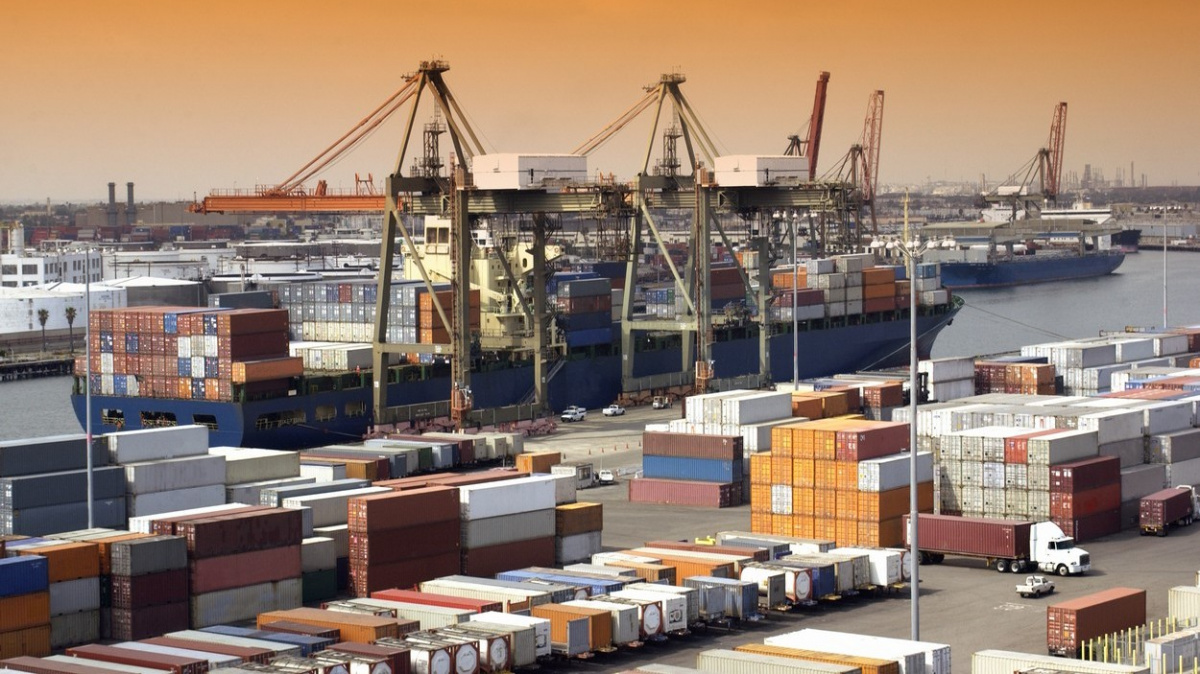 Kontejnerovou dopravu zpomalil covid i ucpaný Suez. Potíže možná potrvají do Vánoc, tvrdí experti