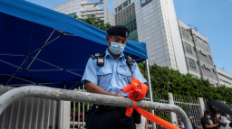 Razie v hongkongské redakci. Policie zatkla šéfredaktora deníku kritického k Číně