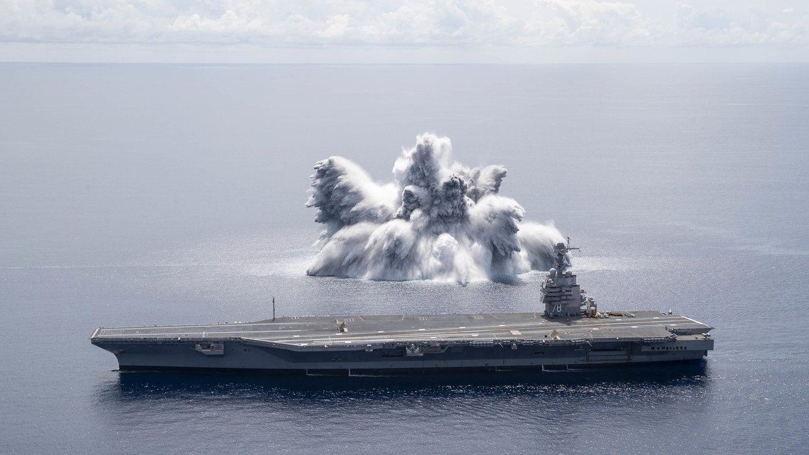 Exploze v Atlantiku. Americká armáda testuje novou letadlovou loď