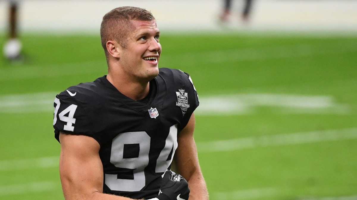 „Chtěl jsem vám říct, že jsem gay.“ Carl Nassib z NFL je první otevřeně gay hráč amerického fotbalu