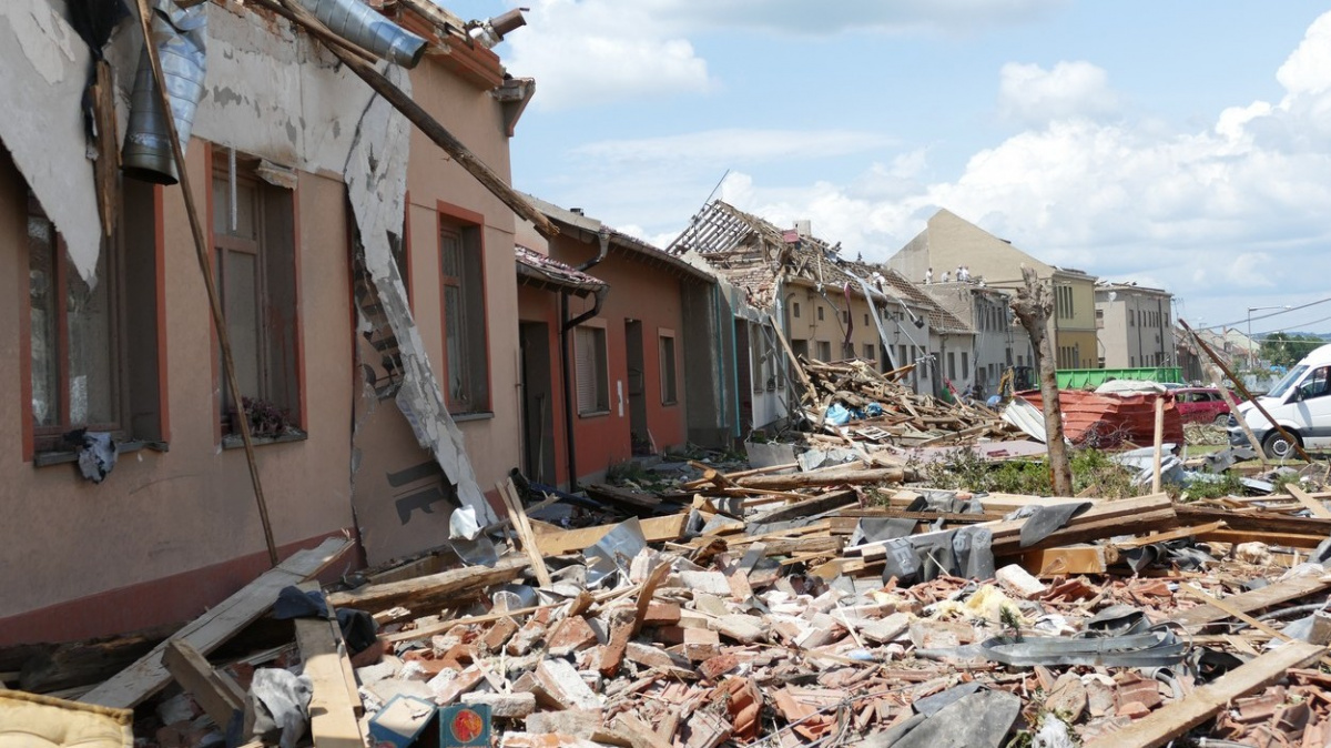 Stamilionové škody po tornádu. Zasaženým obcím pomáhá stát, kraje i lidé