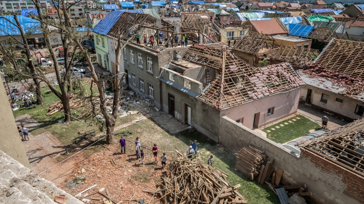 Zemědělské škody po tornádu dosáhly 1,5 miliardy Kč, ministerstvo připravuje kompenzace
