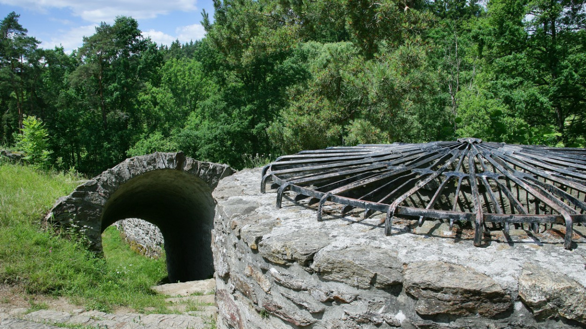 Z hrádku, který hostil Husa, zbyly ruiny. Přesto stojí za návštěvu