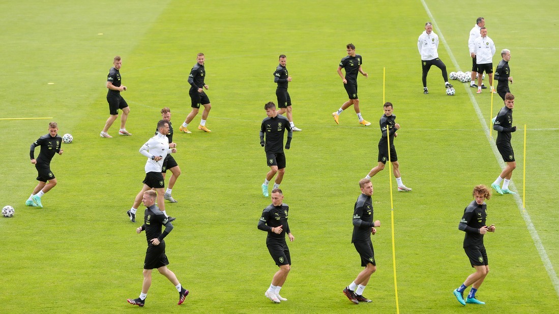 Čeští fotbaloví fanoušci se speciálního letadla do Baku nedočkají
