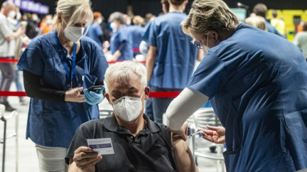 Koronavirus se v Česku šíří rychleji než v sousedních státech