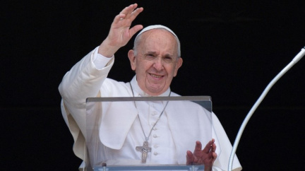 Papeže operovali, odebrali mu polovinu tlustého střeva