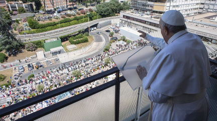 Papež se poprvé od operace objevil na veřejnosti, působil v dobré kondici