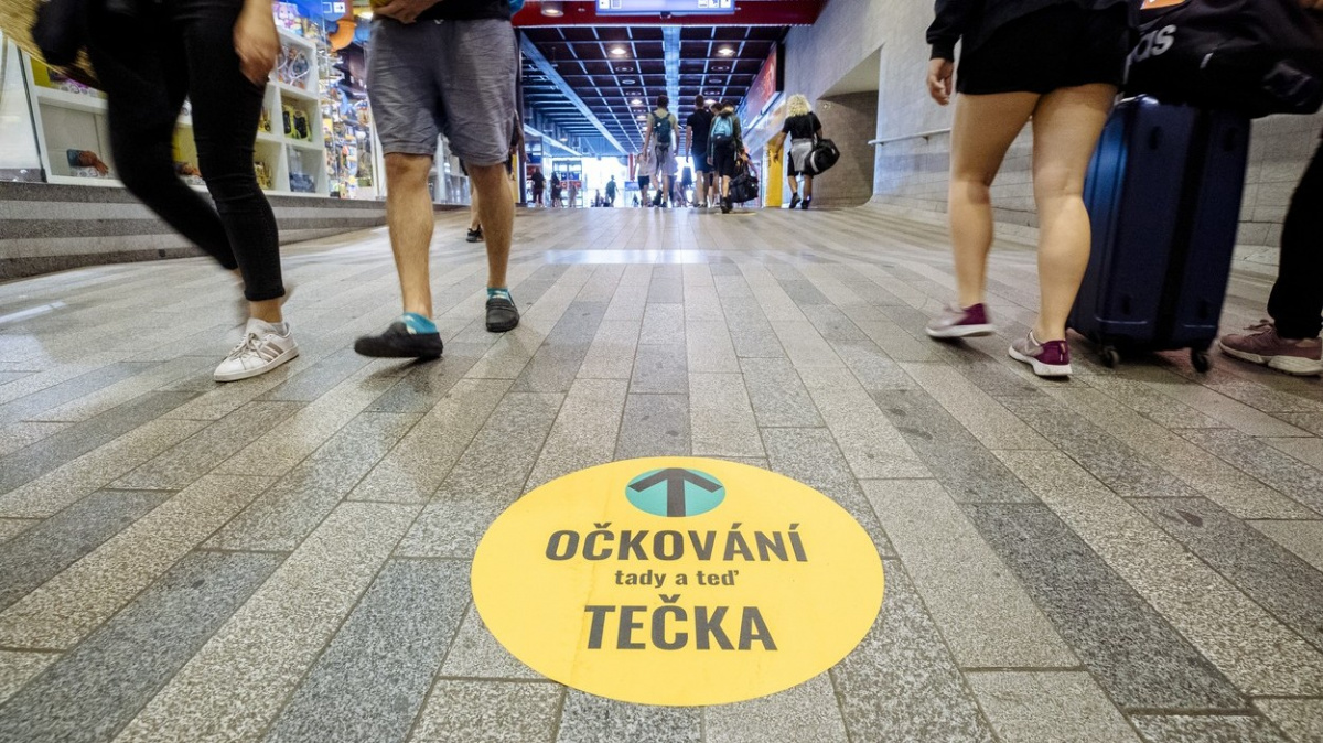 Vakcína bez registrace: V nákupním centru se nechalo očkovat první den 600 lidí, na nádraží 240