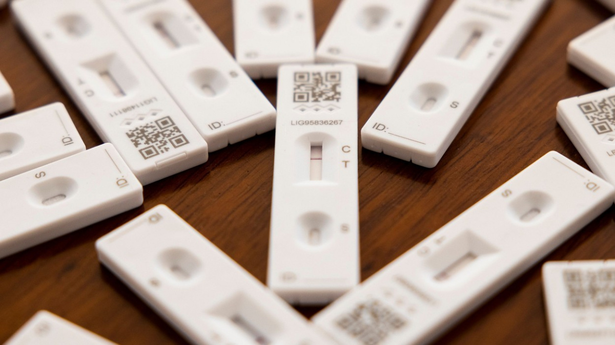 Od září se bude znovu testovat ve školách i v práci