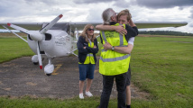 Nejmladší pilot, který obletěl svět