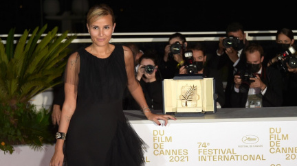 Zlatou palmu v Cannes získal kontroverzní francouzský snímek Titane