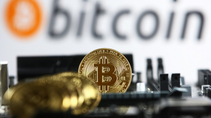 Bitcoin spadl pod 30 000 dolarů, stahuje dolů další kryptoměny