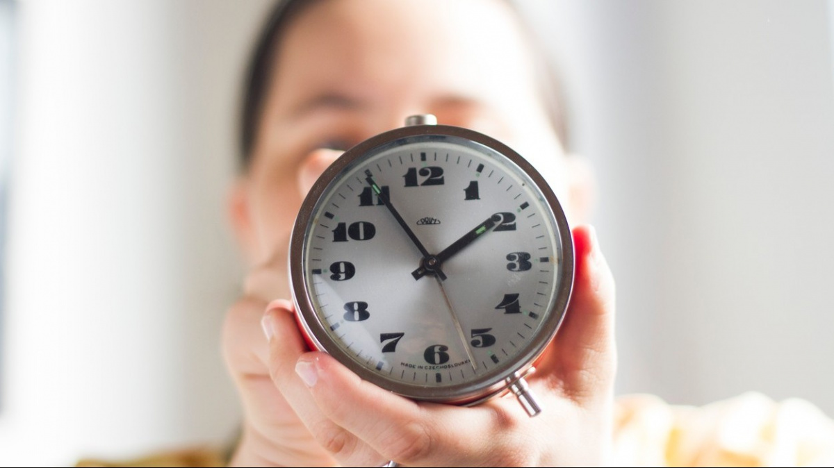 Střídání času čeká Česko i v příštích letech, počítá s tím návrh vlády