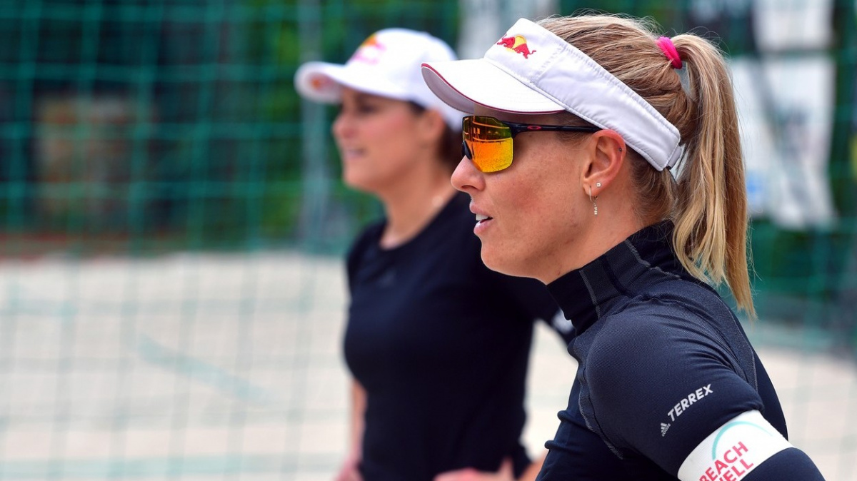 Plážová volejbalistka Nausch Sluková má covid. Olympijský výbor vyšetřuje letecký speciál kvůli nákaze