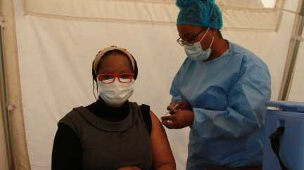 Covid v Kanadě a v Zimbabwe: Dvě odlišné cesty očkování