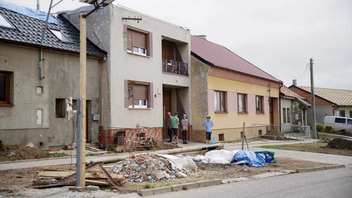Škody po tornádu budou celkem nižší než 15 miliard. Při odklízení vznikaly podle hejtmana hory suti