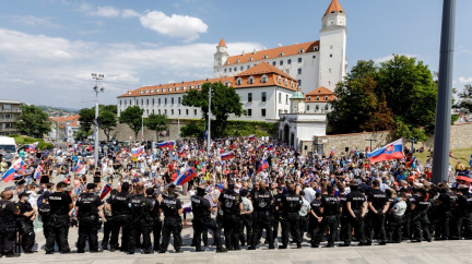 Před slovenským parlamentem lidé protestovali kvůli zákonu k očkovaným