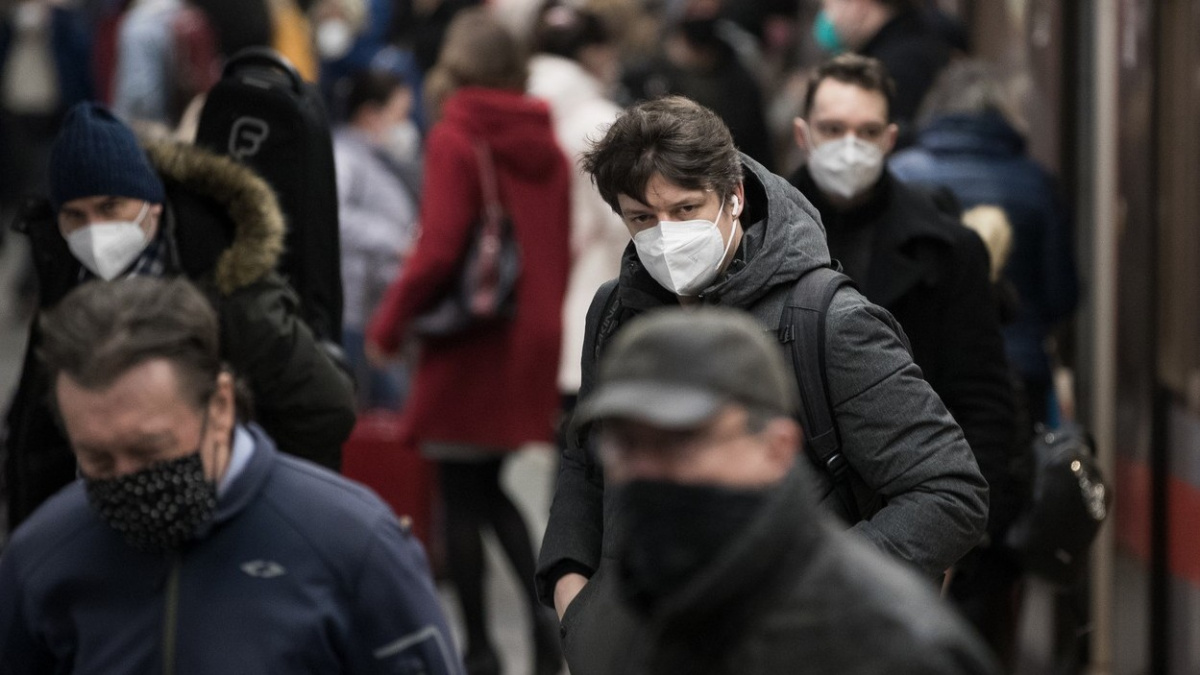 Soud zrušil opatření o nošení respirátorů uvnitř, není podle něj dostatečně odůvodněné