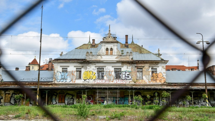 Zchátralé pražské nádraží Vyšehrad je v exekuci