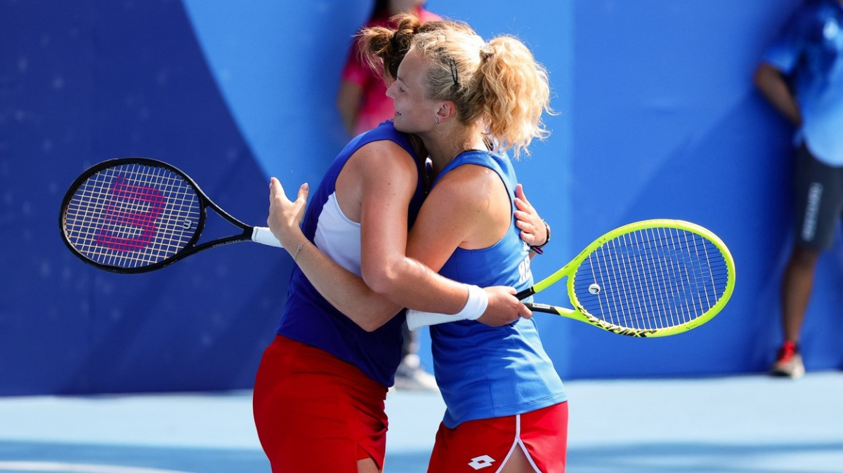 Ze čtyřhry i dvouhry bude nejhůře stříbro: Ve finále jsou Siniaková s Krejčíkovou i Vondroušová