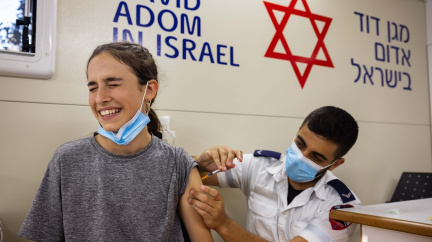 Izrael nabídne veřejnosti třetí očkovací dávku - jako první na světě