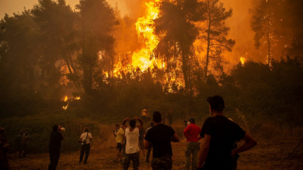 Země v plamenech. Rozzlobení Řekové kritizují vládu za reakci na ničivé požáry