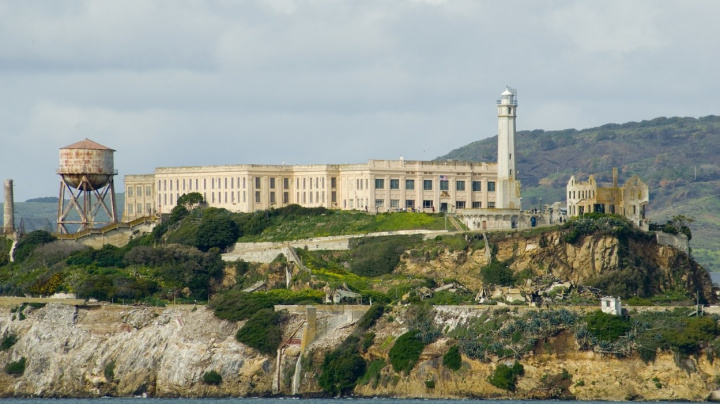 Nejtěžší kriminálníky poprvé přivezli do vězení, odkud nešlo utéct