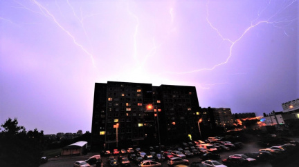 Na Česko udeří silné bouře, varují meteorologové