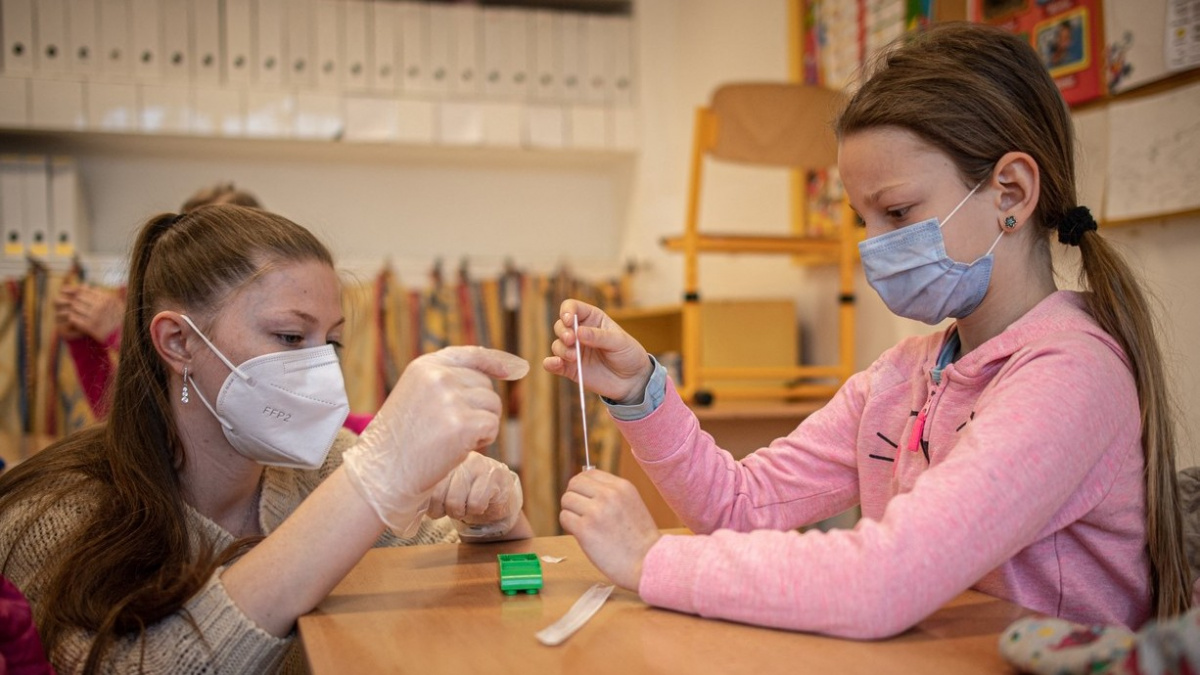 Covid a začátek školního roku: Netestované děti nebudou moci dočasně cvičit uvnitř a zpívat