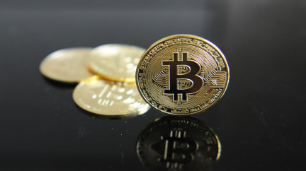 Cena bitcoinu poprvé od května překročila 50 tisíc dolarů