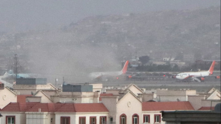 Sebevražedný útok u kábulského letiště si vyžádal desítky mrtvých, včetně amerických vojáků