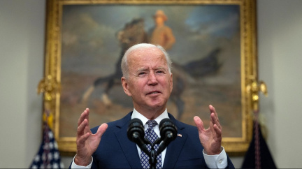 Biden k atentátům v Kábulu: Evakuace budou pokračovat, viníky donutíme zaplatit