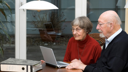 Seniorům online kontakty moc nesedly, byli kvůli nim ještě osamělejší