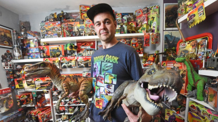 Objevil figurku T-Rexe z dětství a zamiloval se. Dinosauři mu zabírají celou ložnici