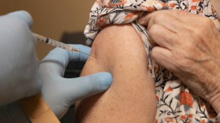 Třetí dávka očkování bude doporučená lidem nad 60 let