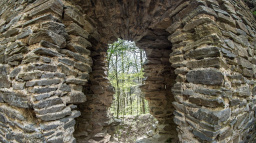 Hrádek nad Vltavou nechal vystavět slavný panovník. Stihl ho však rychlý konec