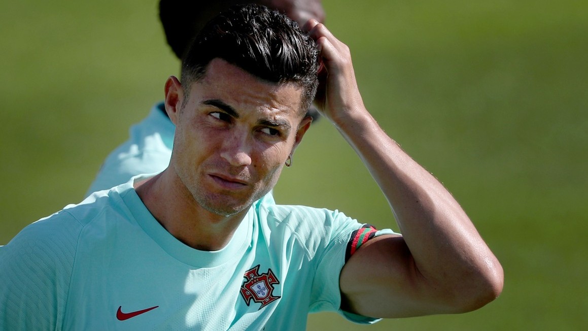 Ronaldo podepsal s Manchesterem United dvouletou smlouvu, klub za něj zaplatil 383 milionů