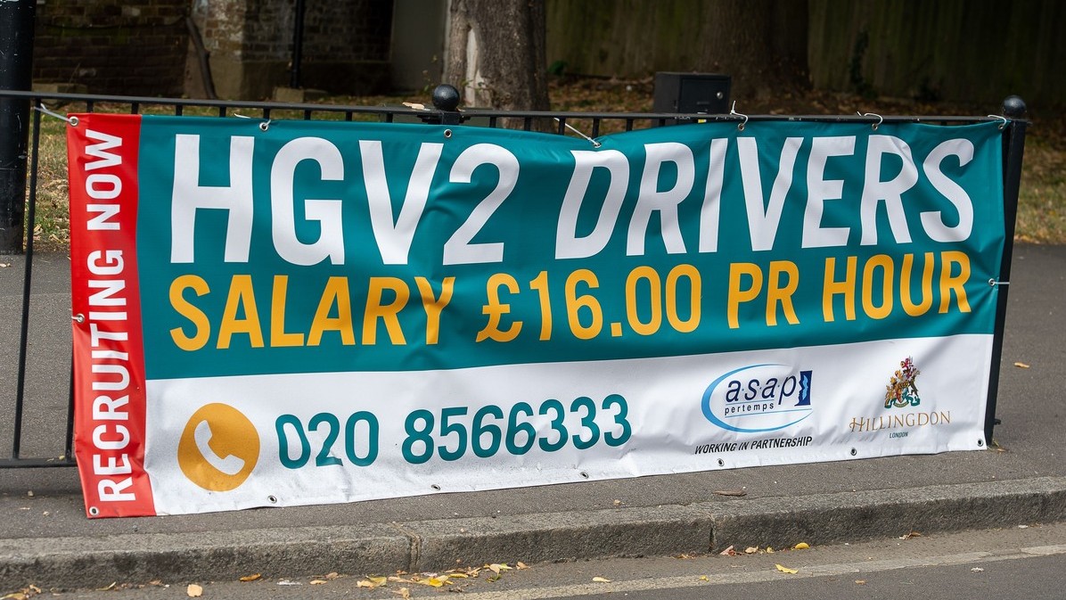 Britskou ekonomiku ohrožuje nedostatek řidičů kamionů, země má problémy se zásobováním