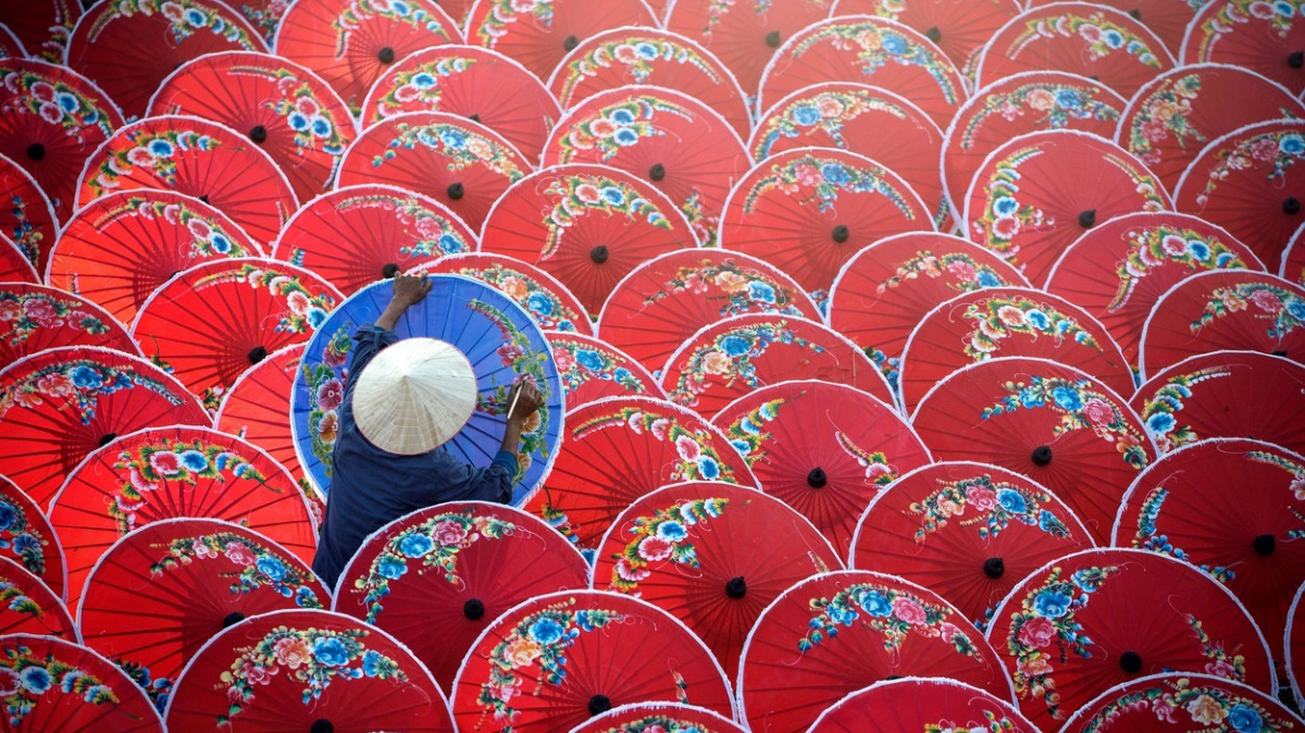 Když před sluncem chrání ručně malovaná paraplíčka