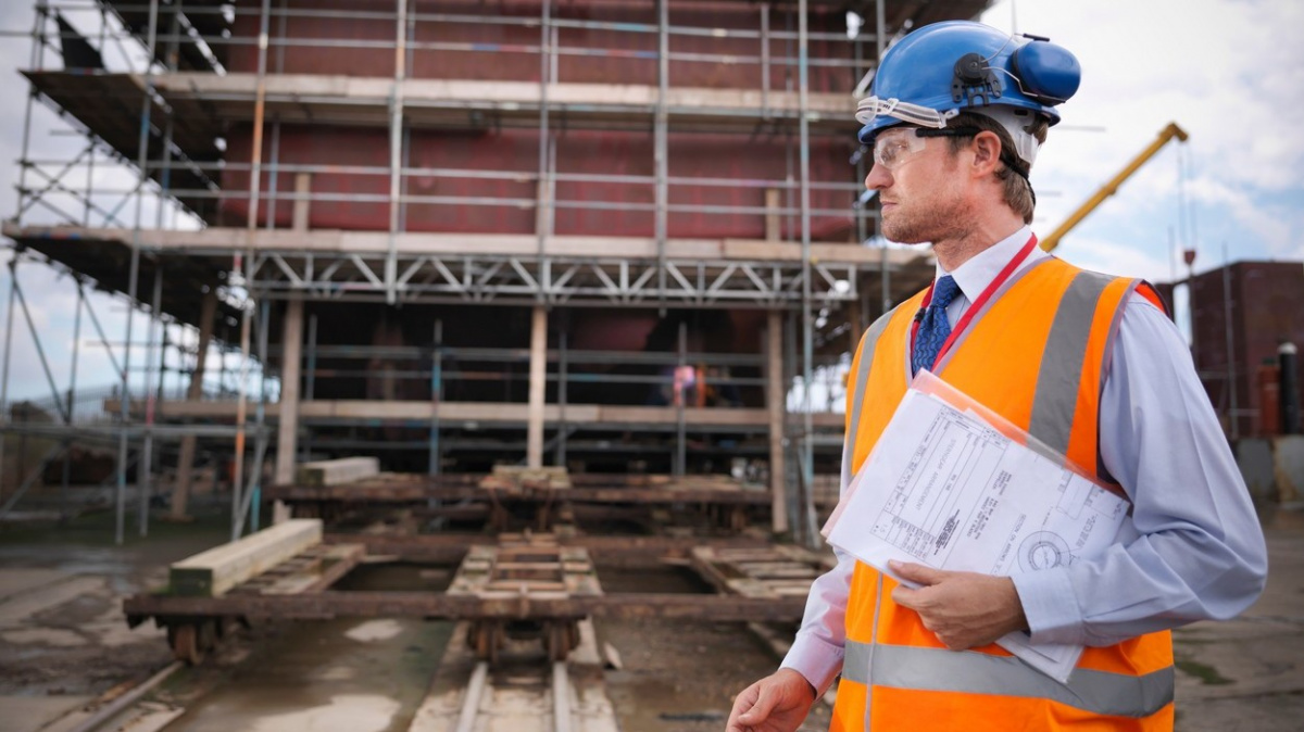 Zpomaluje růst průmyslu a stavebnictví, chybí zaměstnanci i materiály