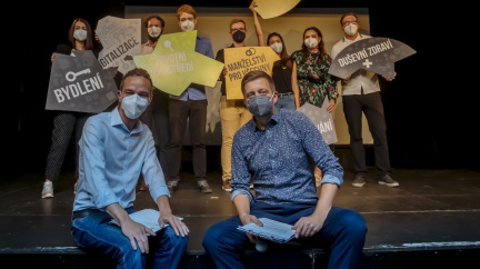 Piráti a STAN představili volební ŠVINDLbus, upozorňují v něm na kauzy Babišovy vlády