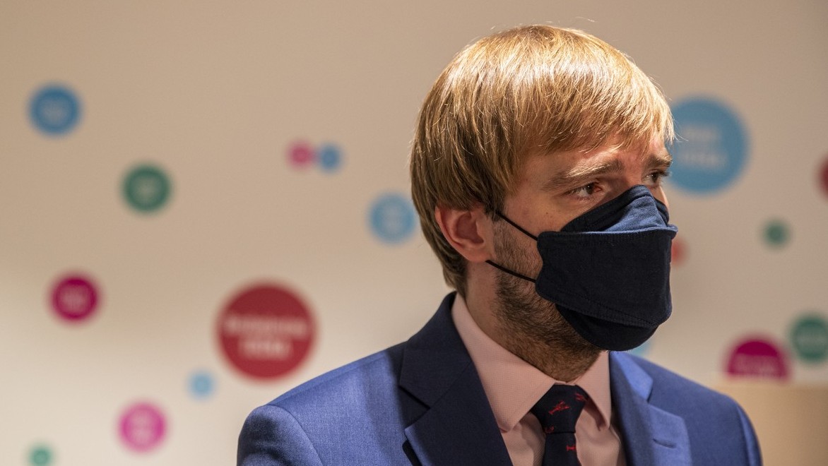 Testy na covid ve školách teď pokračovat nebudou, možná na podzim, informoval Vojtěch