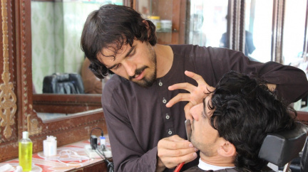 Tálibán zakazuje holičům stříhat vousy, odporuje to jejich interpretaci islámského práva