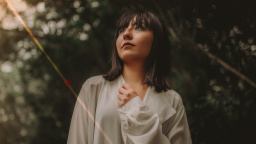 Jak nosit a kombinovat košilové šaty?